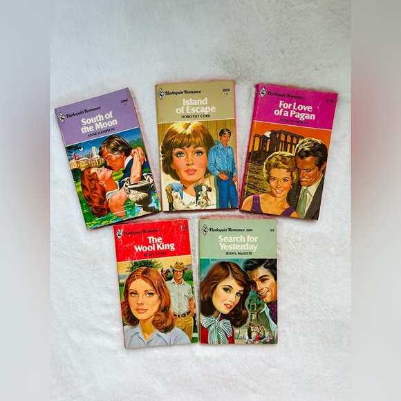 VINTAGE 70s Harlequin Novels - Picture 2 of 6